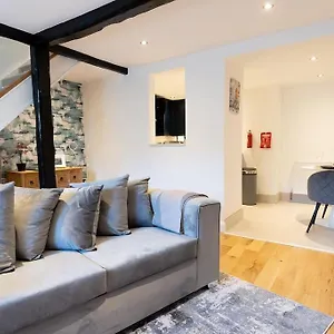 Ford Gate - Modern Luxury Based In Holiday home